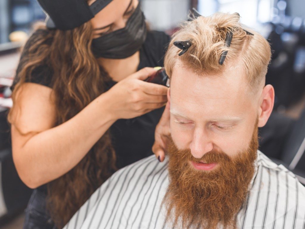 serviços de beleza masculinos: corte de cabelo homens